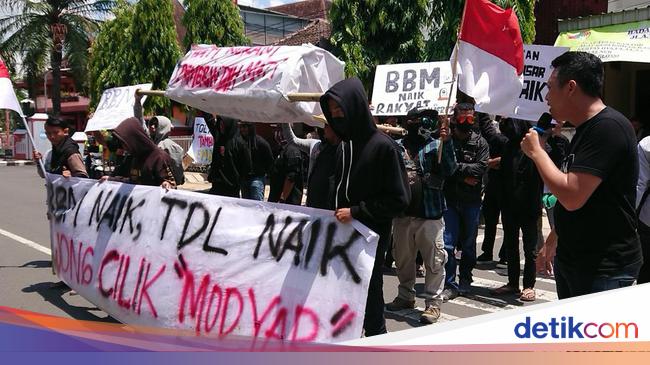 Massa Di Trenggalek Gelar Demo Harga Bbm Naik Tolak Tambang Emas