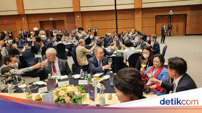 megawati-hadiri-jamuan-makan-malam-jeju-peace-forum-2022