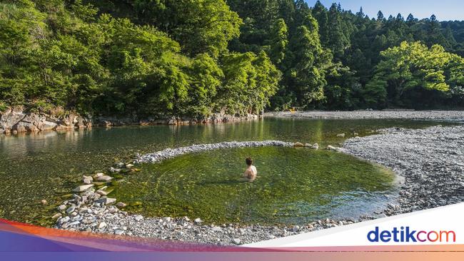 bad!  Dozens of Men Charged with Filming Women Bathing in Onsen