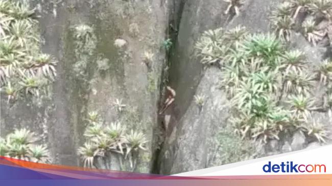 Naked climber stuck on Rock Cliff