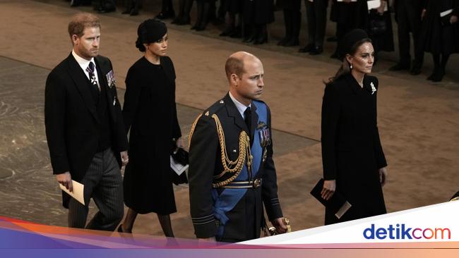 Prince William and Harry look around Queen Elizabeth’s coffin