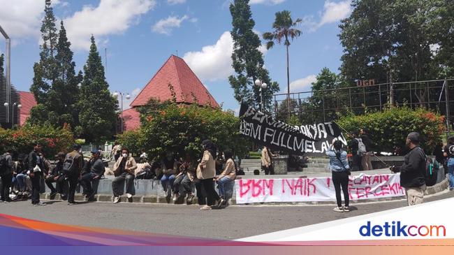 Massa Mahasiswa Demo Kenaikan Bbm Di Bundaran Ugm