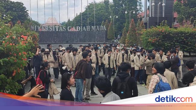 Massa Demo Bbm Di Bundaran Ugm Mulai Bergerak Menuju Malioboro