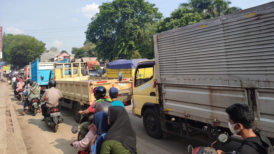 Detik-detik Kecelakaan Beruntun Di Jalan Alternatif Cibubur