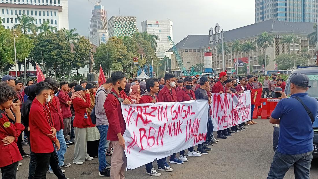 Mahasiswa Kembali Demo Tolak BBM Naik Di Kawasan Patung Kuda Jakpus