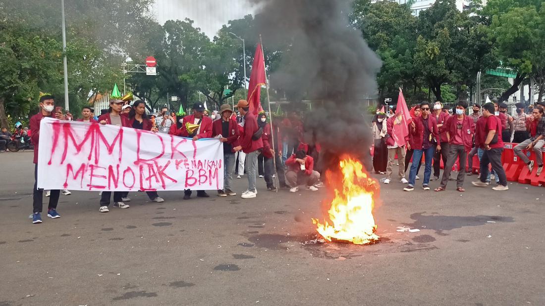 Sempat Bakar Ban, Massa Demo Tolak BBM Naik Di Patung Kuda Bubar