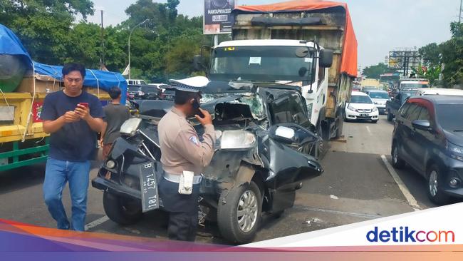 The car was hit by a truck on the Jl Alternative Cibubur Ringsek, the driver survived