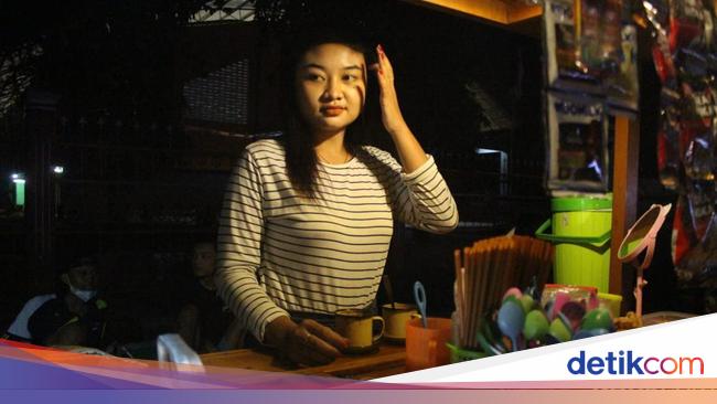 The phenomenon of beautiful Angkringan in Jombang which makes customers feel at home