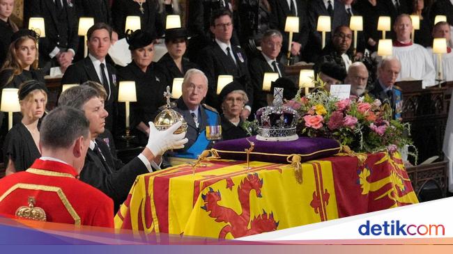 The viral spider lands in the chest of Queen Elizabeth II, offers the last farewell