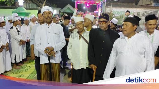 Ritual Malam Rebo Wekasan di Gresik, Istigasah-Mandi ke Telaga