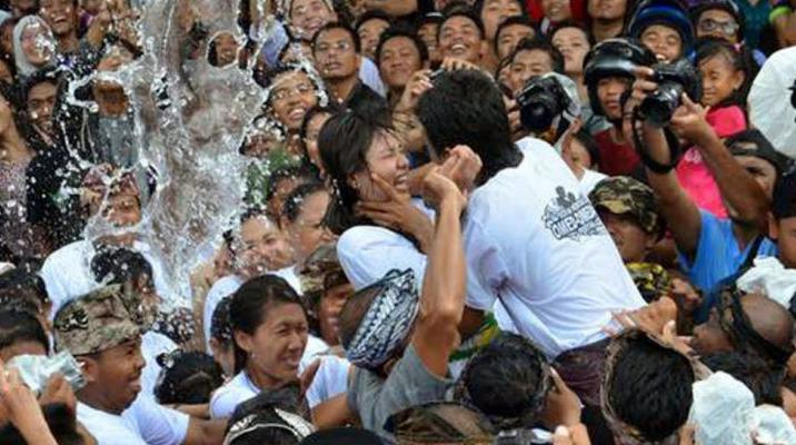 5 Tradisi Unik Di Bali Dari Ngaben Tikus Hingga Omed-omedan