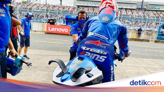 Funny “bunny ears” on Suzuki Racing Motorcycles