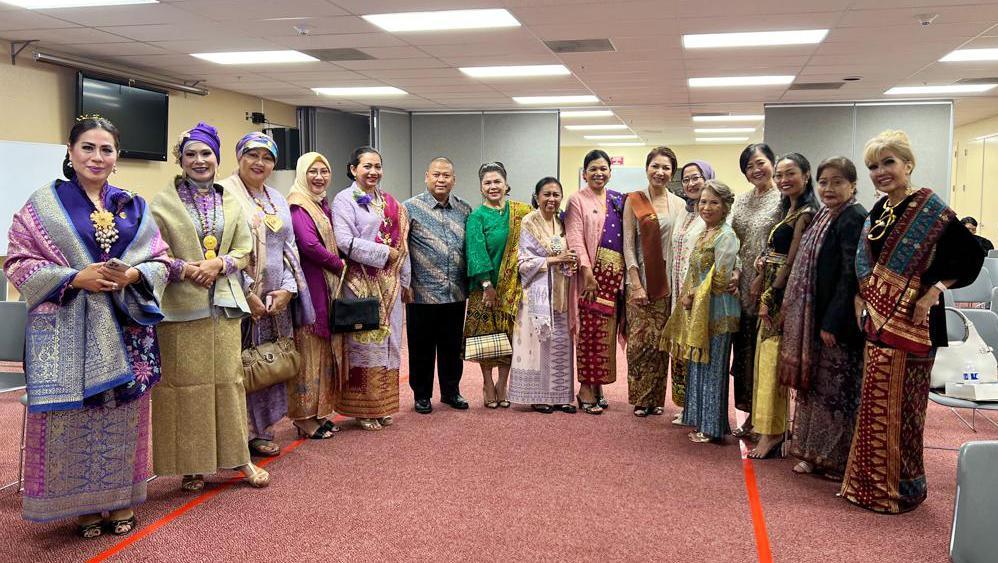 'Berkain Dan Berkebaya Sebagai Jati Diri Wanita Indonesia'