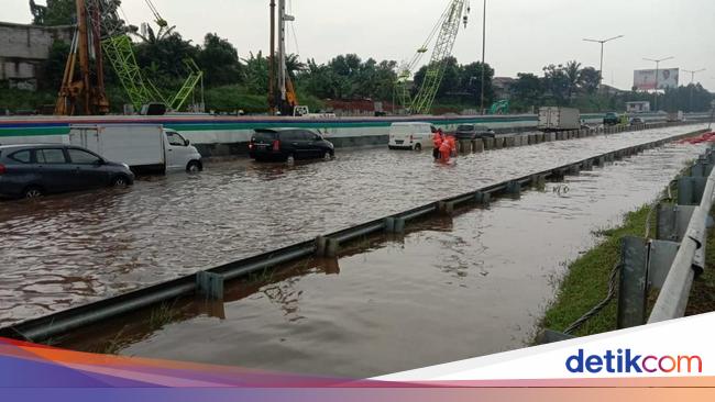 KM 8 BSD Toll road floods Adult knee length, bikers can get out here