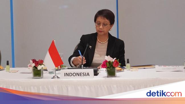 In the United States, Foreign Minister Retno says Indonesia continues to find solutions to the Rohingya problem