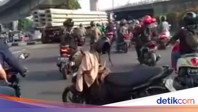 Truk Angkut Beton Mogok Di Kolong Tol Grogol Lalin Sempat Macet