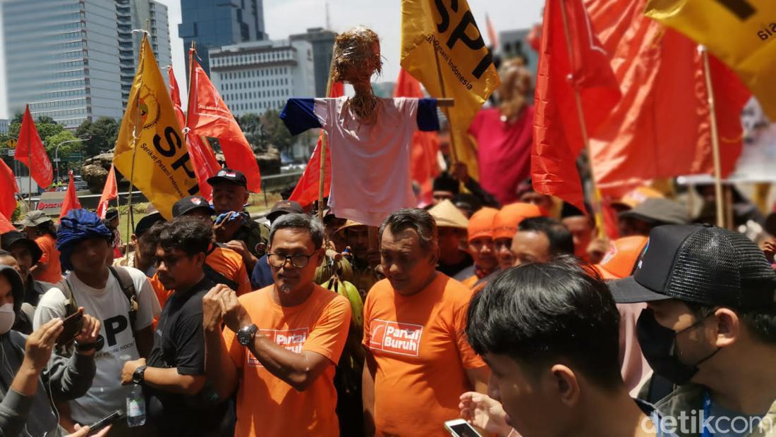 Massa Buruh Dan Petani Demo Di Patung Kuda, Ini 3 Tuntutannya