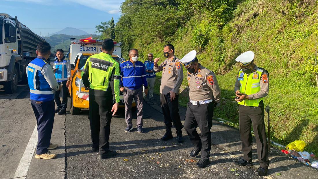 Polisi Olah TKP Kecelakaan Minibus Vs Truk Tewaskan 5 Orang Di Tol Bawen