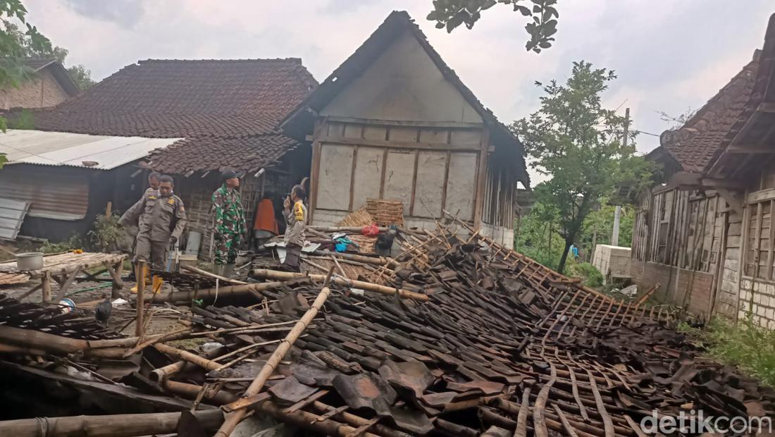 Angin Puting Beliung Terjang Rumah Hingga Sekolah Di Bojonegoro