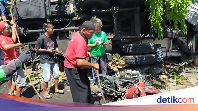 2 Alat Berat Dikerahkan Evakuasi Bangkai Truk Tangki Tewaskan 4 Orang