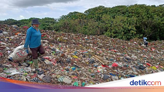 Pekerja TPA Mandung Pilih Memulung, Sekolahkan Anak hingga Jadi Polisi