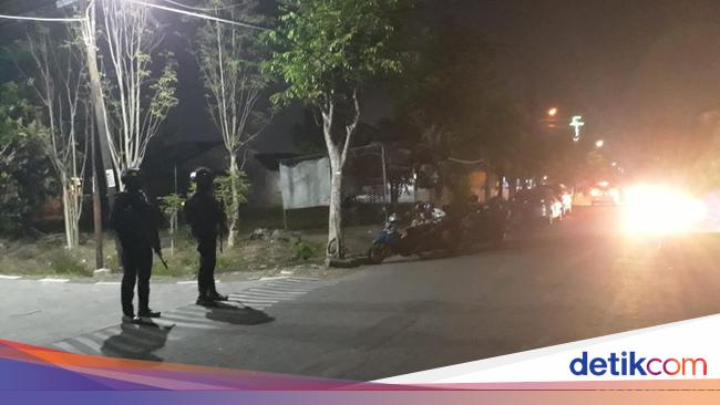 A policeman covered in blood after the explosion in the Sukoharjo police dormitory