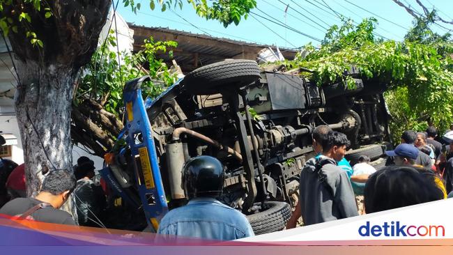 Truk Tangki Muat Solar Tabrak Pemotor Warung Tewaskan 4 Orang Diduga Rem Blong