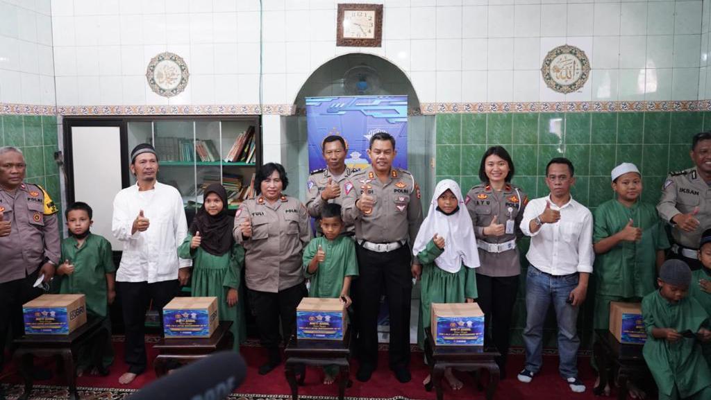 Korlantas Polri Bagikan Sembako Ke Anak-anak Panti Asuhan Di Jakbar