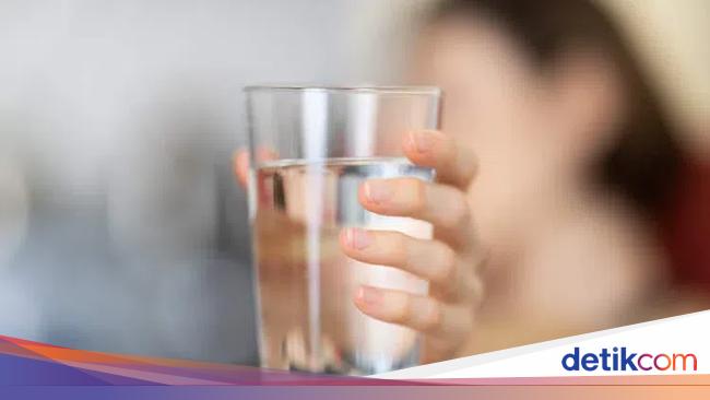 Benarkah minum sambil berdiri berbahaya? Ini penjelasan Islam dan sains
