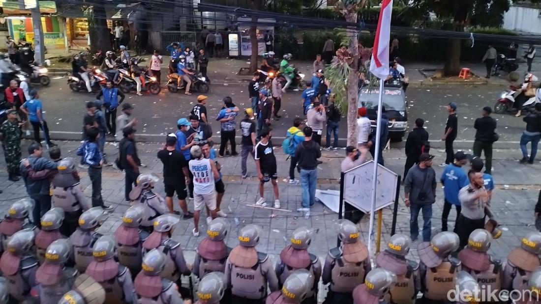 Demo Di Depan Kantor Persib Selesai, Massa Bobotoh Bubarkan Diri