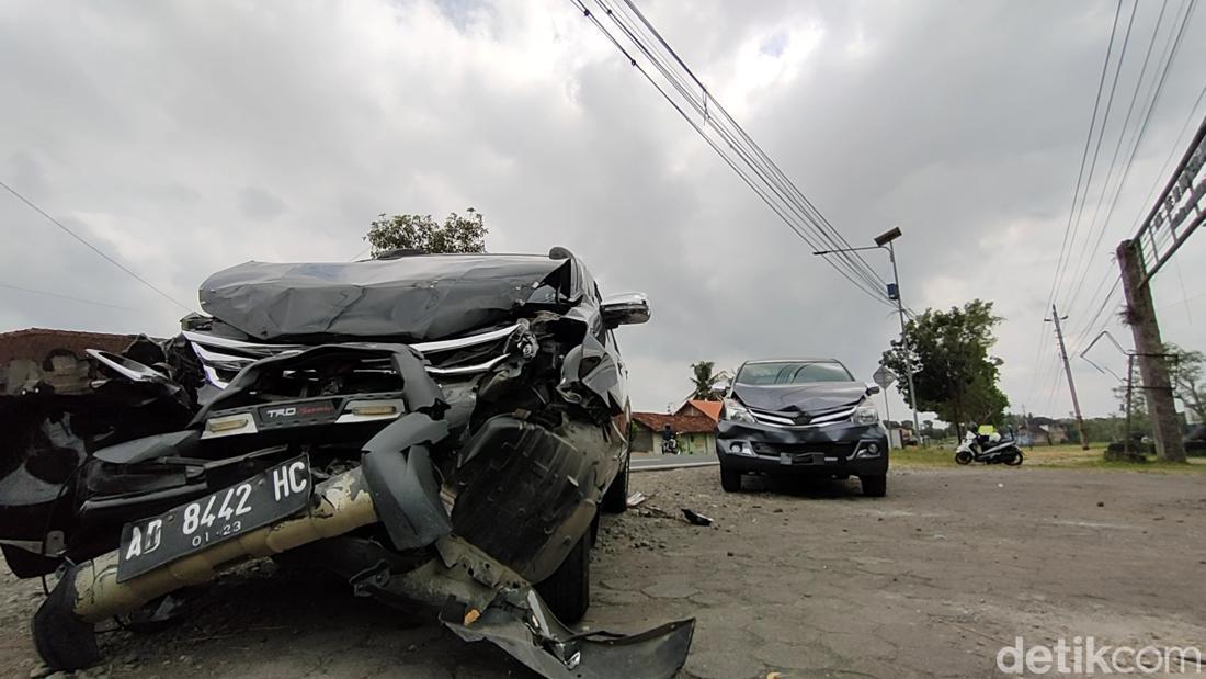 Kecelakaan Beruntun Di Kulon Progo, Begini Penampakan Ringsek Kendaraannya