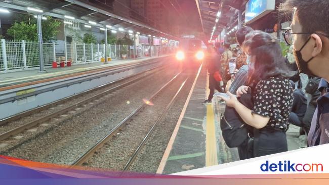 KRL Arah Nambo Alami Gangguan di Stasiun Cawang, KAI Minta Maaf