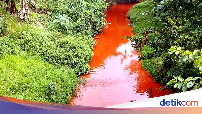 Ini Penyebab Air Sungai di Karawang Berwarna Merah Darah