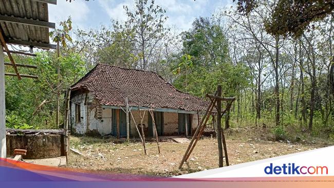 The story of a village in East Java left by all the residents, what is the reason?