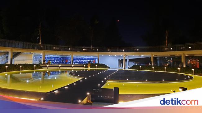 Taman Literasi Blok M Bertabur Cahaya di Malam Hari