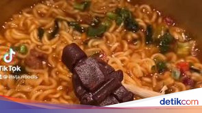 Sekte Baru! Selebgram Ini Hobi Campurkan Ramen dengan Es Batu