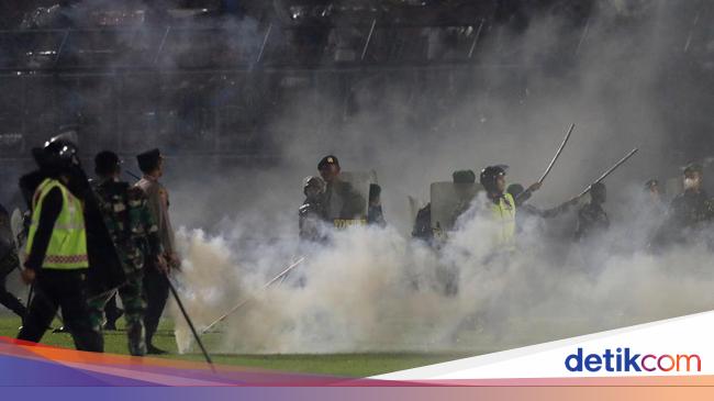 The TNI member who kicked Aremania during the Kanjuruhan tragedy apologizes