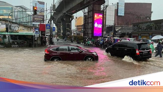 Fatmawati Road, South Jakarta Near ITC flooded, traffic jammed!