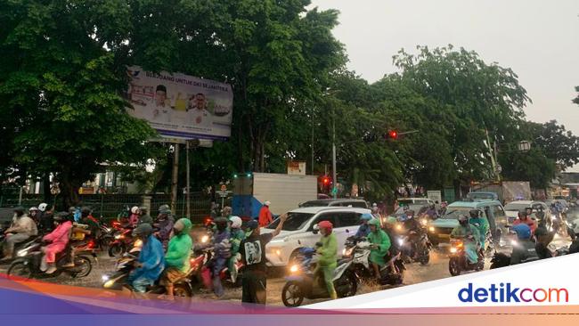 The river overflows to Hek Kramat Jati, residents claim to have seen many motorcycles fall