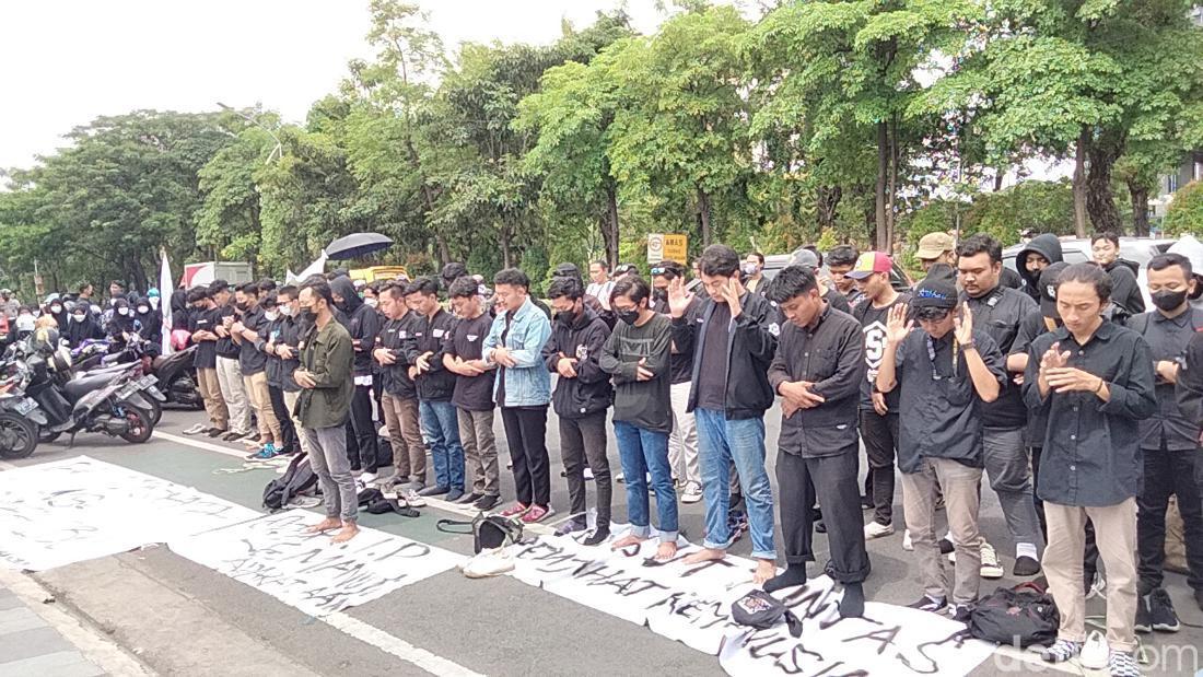 Mahasiswa Salat Gaib Di Depan Polda Jatim Untuk Tragedi Kanjuruhan