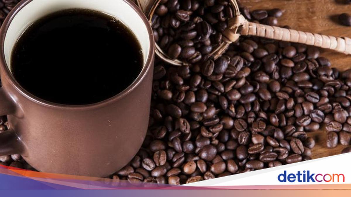 Yoqimli qora sochli jingalak yigitining katta xorozini ogzi bilan silaydi