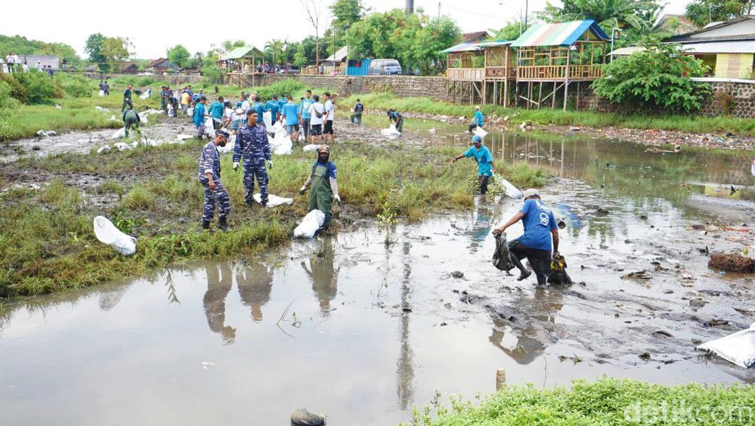 Cegah Sampah Masuk Laut, Sungai Watch Pasang 100 Jaring Di Sungai ...