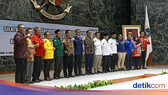 Anies Serahkan Dana Hibah Rp 27 25 Miliar Ke 10 Parpol