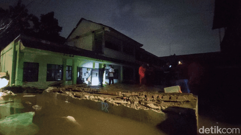 Foto-foto Lengkap Tembok Roboh Di MTsN 19 Pondok Labu Yang Makan Korban