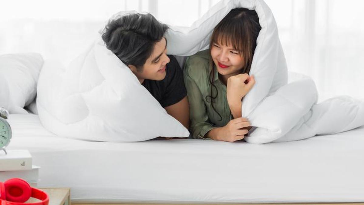 Rus ayolning akasi uning bokiraligini pornoga oladi. U ozi mushukni ichiga qoshadi