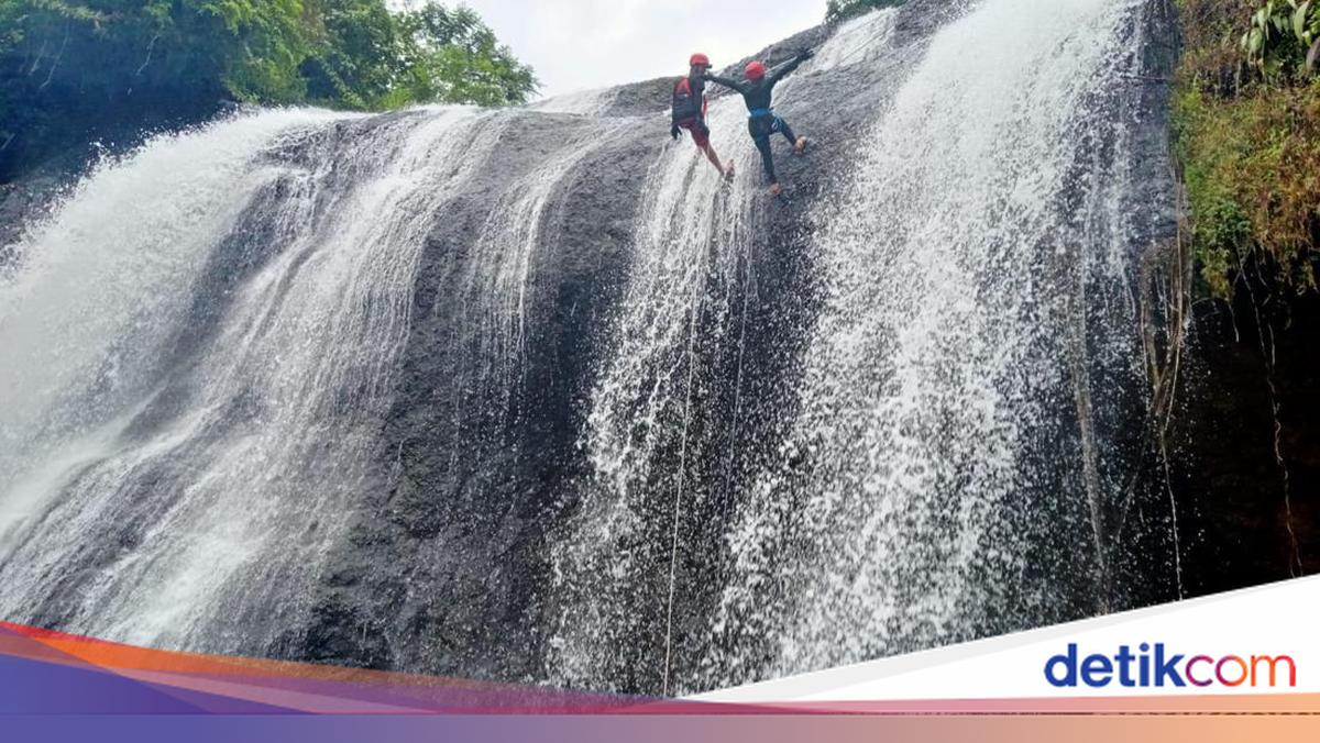 Menjajal Sensasi Shower Climbing di Curug Leuwiletak Pangandaran