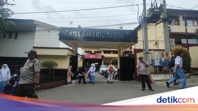 Sit down in a viral case on the Christian Spiritual Student Room at SMAN 2 Depok