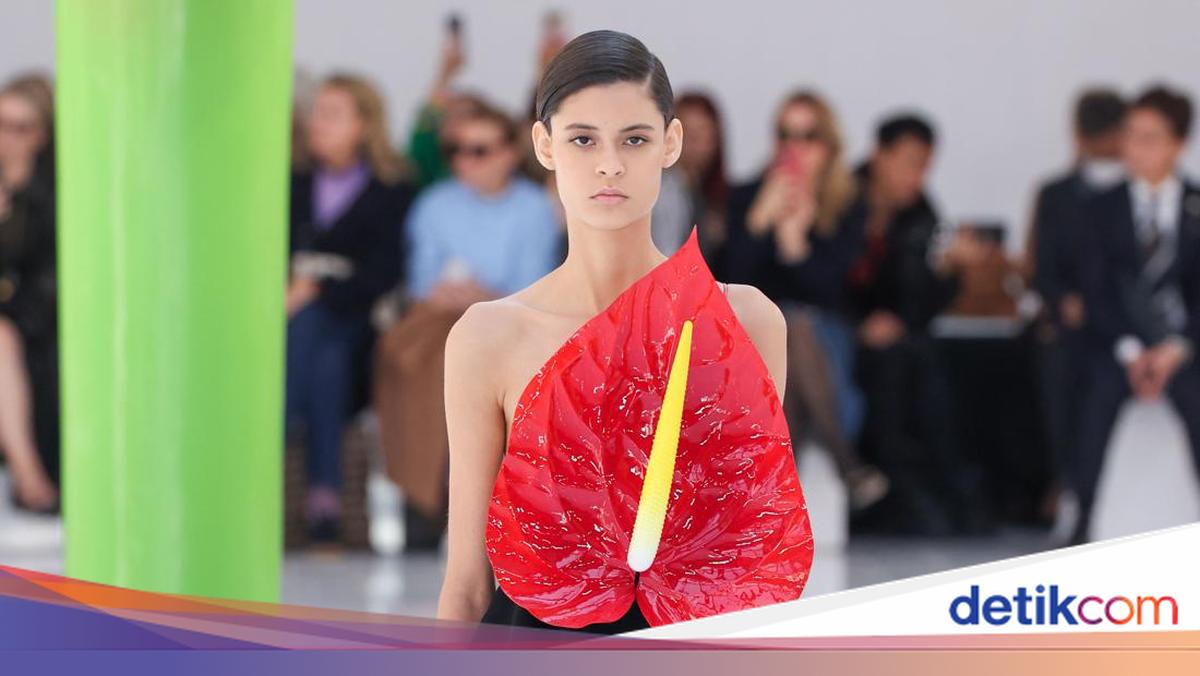 10 Koleksi Loewe Spring /Summer 2023, Busana Unik Tema Bunga