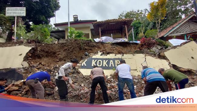 Bangket Tebing-Pagar Kantor Polsek Kokap Kulon Progo Ambrol