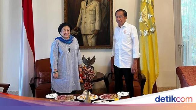 Megawati and Jokowi hold a meeting in Batutulis, what are they discussing?